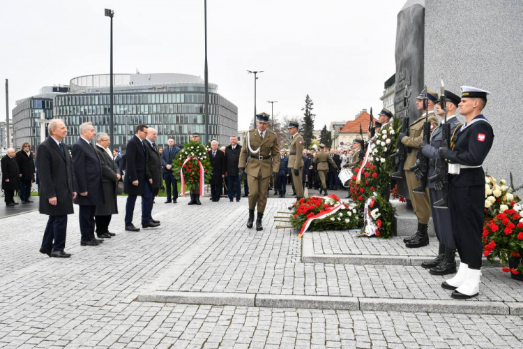 Obchody 13. rocznicy katastrofy smoleńskiej: prezes PiS Jarosław Kaczyński (L-tył) i kuzyn braci Kaczyńskich Jan Maria Tomaszewski (2L-tył), premier Mateusz Morawiecki (4L) i wicepremier Henryk Kowalczyk (2L) przy pomniku prezydenta Lecha Kaczyńskiego. Fot. PAP/A. Lange