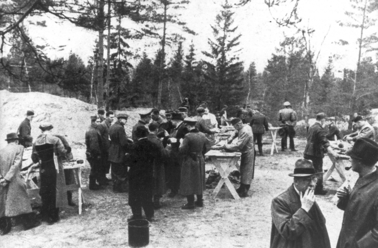 Katyń, Rosja, 1943 r. Obdukcja zwłok polskich oficerów zamordowanych w Katyniu w 1940 r. Fot. PAP/CAF/reprodukcja