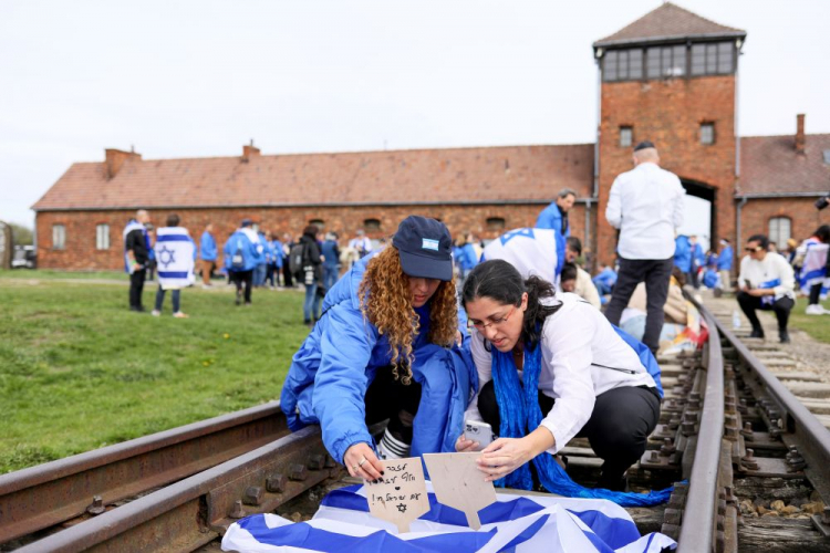 Brzezinka, 18.04.2023. Uczestnicy Marszu Żywych na terenie byłego niemieckiego obozu koncentracyjnego Auschwitz II-Birkenau w Brzezince. Fot. PAP/Z. Meissner