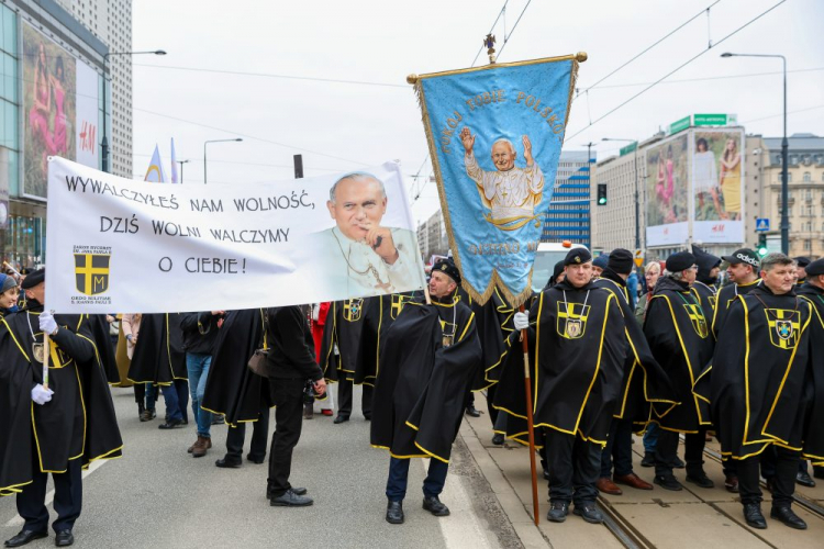 Narodowy Marsz Papieski w 18. rocznicę śmierci Jana Pawła II w Warszawie. Fot. PAP/R. Guz