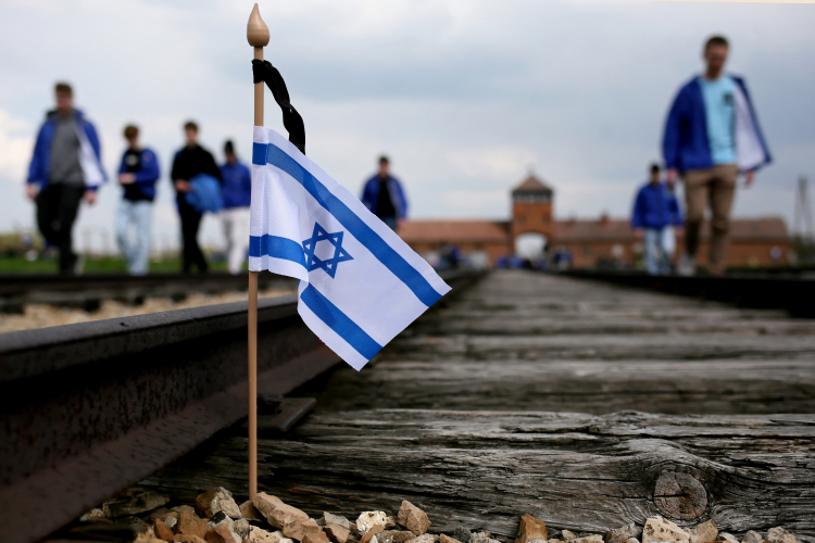 Oświęcim, 28.04.2022. Uczestnicy Marszu Żywych na terenie byłego niemieckiego obozu koncentracyjnego Auschwitz w Oświecimiu. Fot. PAP/Z. Meissner