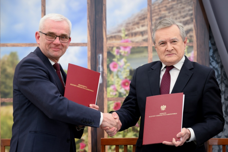 Wicepremier, minister kultury i dziedzictwa narodowego Piotr Gliński (P) i prezes Stowarzyszenia Dzieje Tomasz Łęcki (L) na podpisaniu umowy powołującej Centrum Kultury Park Dzieje. Fot. PAP/J. Kaczmarczyk