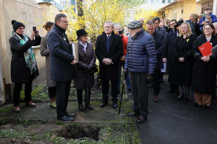 Wicepremier, minister kultury i dziedzictwa narodowego Piotr Gliński (front,C), dyrektor Muzeum Getta Warszawskiego Albert Stankowski (front,L), więzień getta warszawskiego Wacław Kornblum (front, 2P) i wiceminister kultury i dziedzictwa narodowego Jarosław Sellin (front,P) na uroczystości zakopania kapsuły czasu w ogrodzie dawnego szpitala dziecięcego Bersohnów i Baumanów. Fot. PAP/P. Supernak