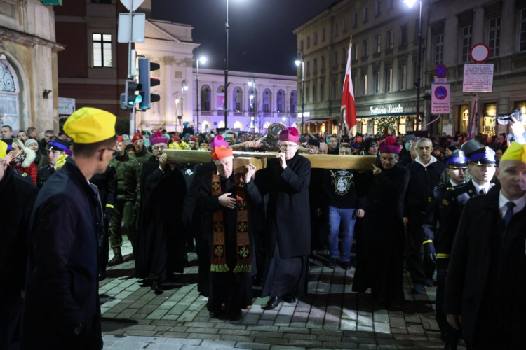 Metropolita warszawski kard. Kazimierz Nycz (C) przewodniczy 27. Centralnej Drodze Krzyżowej na ulicach Warszawy. Fot. PAP/L. Szymański