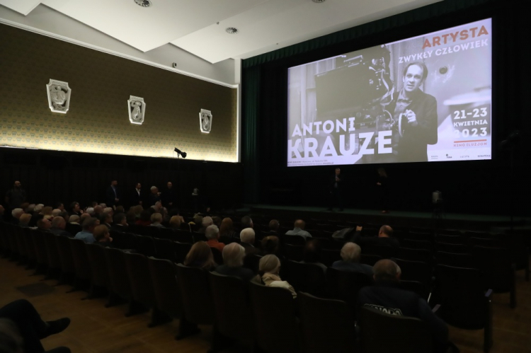 Premiera filmu dokumentalnego Pawła Woldana pt. "Palec Boży Antoniego". Fot. PAP/T. Gzell