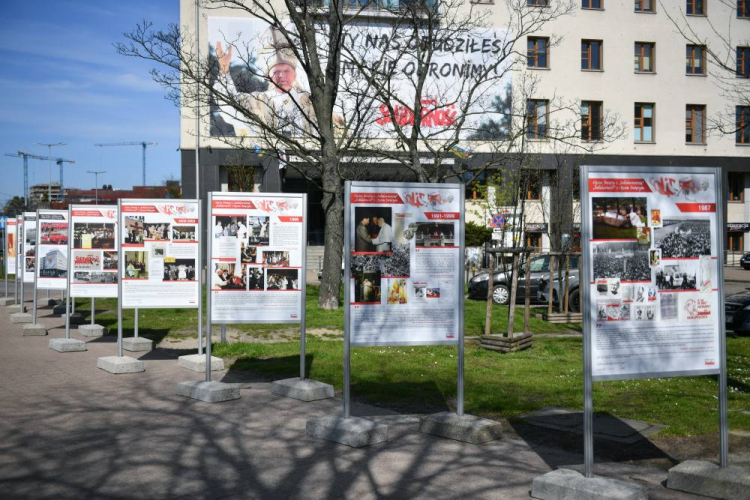 Uroczystość ponownego otwarcia plenerowej wystawy papieskiej "Ty nas obudziłeś, my Cię obronimy" przed siedzibą NSZZ „Solidarność” w Gdańsku. Fot. PAP/A. Warżawa