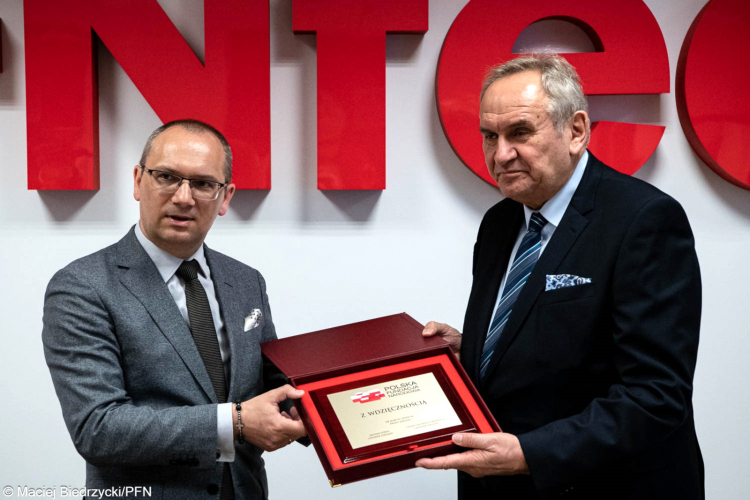 Dr Marcin Zarzecki, Prezes Zarządu Polskiej Fundacji Narodowej, otrzymał z rąk Andrzeja Kraśnickiego, Honorowego Prezesa Polskiego Komitetu Olimpijskiego, medal okolicznościowy 100-lecia PKOl. Źródło: www.facebook.com/olimpijski