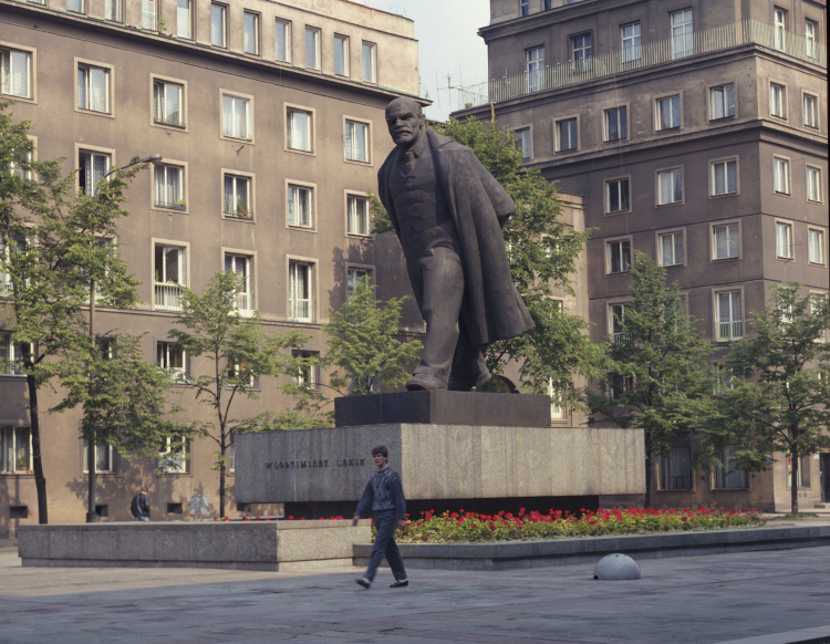 Pomnik Włodzimierza Lenina w alei Róż w dzielnicy Nowa Huta. Fot. PAP/J. Ochoński
