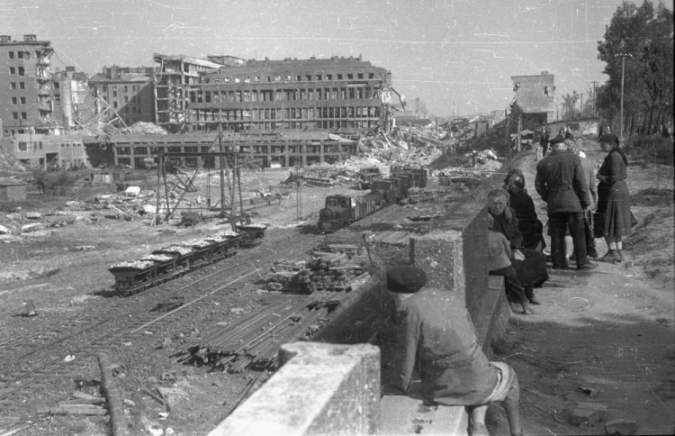 Ruiny Dworca Głównego. Warszawa, 1946 r. Fot. PAP/CAF/S. Dąbrowiecki 