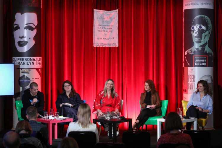 Warszawa, 25.04.2023. Krytyk teatralny Agata Adamiecka-Sitek (P), dramaturg Jan Czapliński (L), reżyserki Dorota Kowalkowska (2L) i Monika Strzępka (C) oraz wiceprezydent stolicy Aldona Machnowska-Góra (2P) podczas konferencji prasowej w Teatrze Dramatycznym m.st. Warszawy. Fot. PAP/T. Gzell 