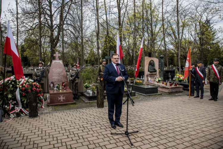 Szef Urzędu do Spraw Kombatantów i Osób Represjonowanych Jan Józef Kasprzyk (C) podczas uroczystości upamiętniających o. Adama Franciszka Studzińskiego na Cmentarzu Rakowickim w Krakowie. Fot. PAP/Art Service