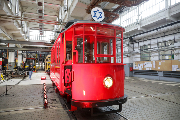 Prezentacja zrekonstruowanego tramwaju na terenie Zakładu Naprawy Tramwajów w Warszawie. Projekt odbudowy wagonu, ktory kursował po ulicach getta, był jednym z punktów obchodów 80. rocznicy wybuchu powstania w getcie warszawskim. Fot. PAP/A. Zawada