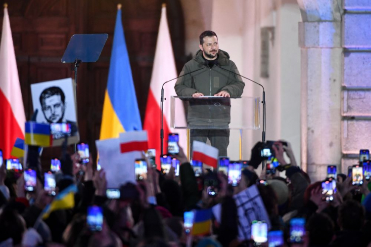 Warszawa, 05.04.2023. Wizyta oficjalna Prezydenta Ukrainy w Polsce. Wołodymyr Zełenski podczas wystąpienia na dziedzińcu Zamku Królewskiego w Warszawie. Fot. PAP/A. Lange 