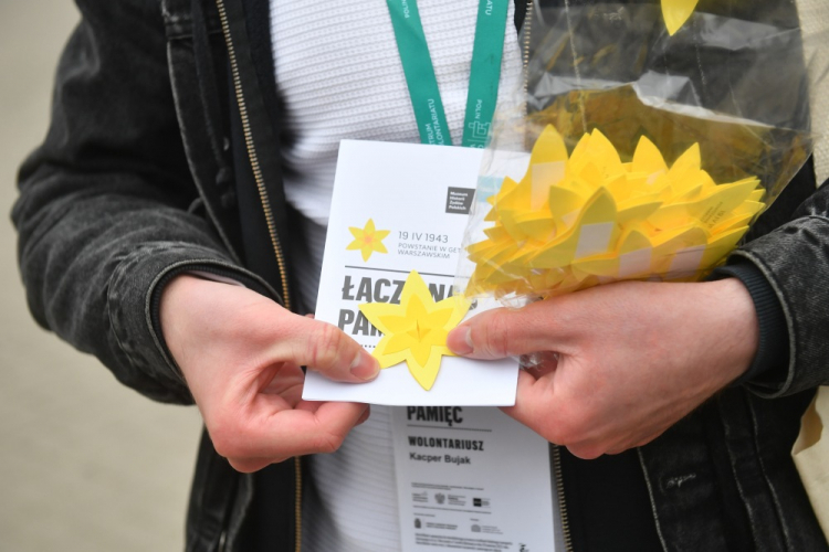 Wolontariusz podczas akcji społeczno-edukacyjnej "Żonkile". Warszawa, 19.04.2022. Fot. PAP/R. Pietruszka