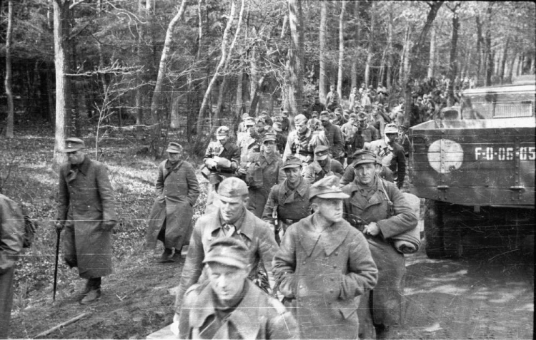 Kolumna wojsk niemieckich eskortowana przez polskich żołnierzy opuszcza Berlin po kapitulacji Niemiec. 1945 r. Fot. PAP/CAF/Polpress