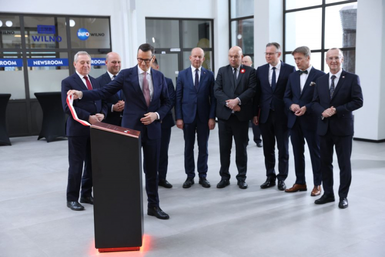 Wilno, 02.05.2023. Premier Mateusz Morawiecki (3L), Minister do spraw Unii Europejskiej Szymon Szynkowski vel Sęk (2L), wicepremier Henryk Kowalczyk (L), pełnomocnik Rządu do spraw Polonii i Polaków za Granicą Jan Dziedziczak (4P), ambasador RP na Litwie Konstanty Radziwiłł (5P) i wiceminister spraw zagranicznych RP Arkadiusz Mularczyk (3P) podczas uroczystości otwarcia nowego skrzydła Domu Kultury Polskiej w Wilnie. Fot. PAP/R. Guz