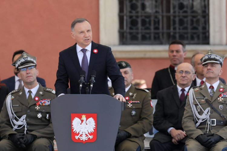 Warszawa, 03.05.2023. Prezydent RP Andrzej Duda (C), minister spraw zagranicznych Zbigniew Rau (2P), Dowódca Operacyjny Rodzajów Sił Zbrojnych gen. Tomasz Piotrowski (L) oraz szef Sztabu Generalnego Wojska Polskiego gen. Rajmund Andrzejczak (P) podczas uroczystości na Placu Zamkowym. Fot. PAP/P. Supernak