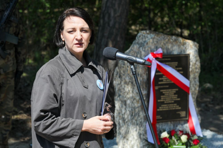 Złotopolice, 10.05.2023. Dyrektor Instytutu Pileckiego Magdalena Gawin podczas uroczystego odsłonięcia tablicy upamiętniającej Stefana Trzcińskiego, Ignacego Ambroziaka i Władysława Muchowskiego, którzy 21 listopada 1943 r. zostali powieszeni przez Niemców za pomoc Żydom. Tablica upamiętnia też Symchę Frosta i powieszonych wraz z nimi trzech mężczyzn, a także zamordowaną kilka tygodni później Stanisławę Trzcińską. Fot. PAP/P. Supernak