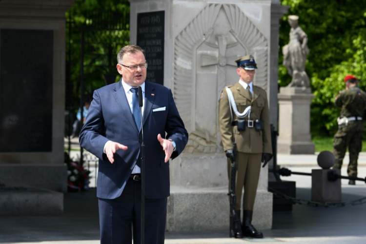 Warszawa, 08.05.2023. Szef Urzędu do Spraw Kombatantów i Osób Represjonowanych Jan Józef Kasprzyk (L) podczas uroczystości upamiętniającej 78. rocznicę zakończenia II wojny światowej w Europie i bezwarunkowej kapitulacji narodowosocjalistycznej niemieckiej III Rzeszy. Fot. PAP/A. Lange