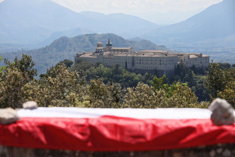 Widok na klasztor na Monte Cassino ze wzgórza 593. Fot. PAP/L. Szymański