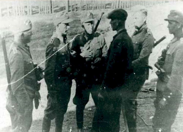 Żandarmi z posterunku w Łopusznie, pierwszy z prawej, współpracujący z podziemiem, Karol Landl, drugi z lewej Otto Rhode. Źródło: IPN