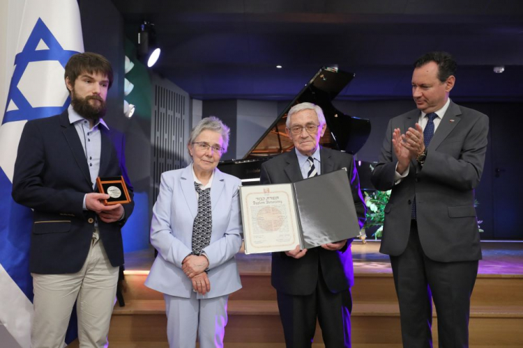 Warszawa, 24.05.2023. Ambasador Izraela w Polsce Jacow Livne (P) oraz członkowie rodziny odznaczonego medalem Mieczysława Lucerskiego: Joanna Adamczyk (2L), Piotr Adamczyk (L) i Zdzisław Kotański (2P) podczas uroczystości wręczenia medali i dyplomów honorowych „Sprawiedliwy wśród Narodów Świata” w Belwederze. Fot. PAP/P. Supernak 