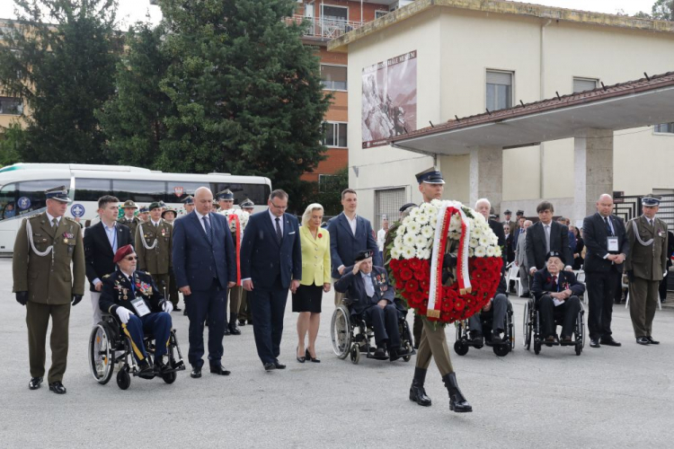 Ambasador RP we Włoszech Anna Maria Anders (6L), były żołnierz gen. Andersa i kapitan US Army w stanie spoczynku Krzysztof Flizak (3L) i mjr Stosław Kowalski (2P) z 5. Kresowej Dywizji Piechoty na obchodach 79. rocznicy bitwy o Monte Cassino przed popiersiem gen. Władysława Andersa w Cassino. Fot. PAP/A. Zawada