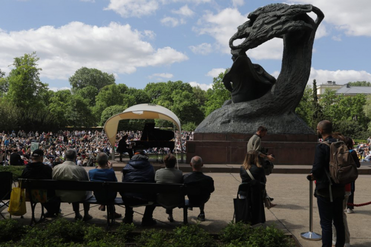 Widzowie zgromadzeni podczas koncertu fortepianowego w warszawskich Łazienkach. 2022 r. Fot. PAP/A. Zawada