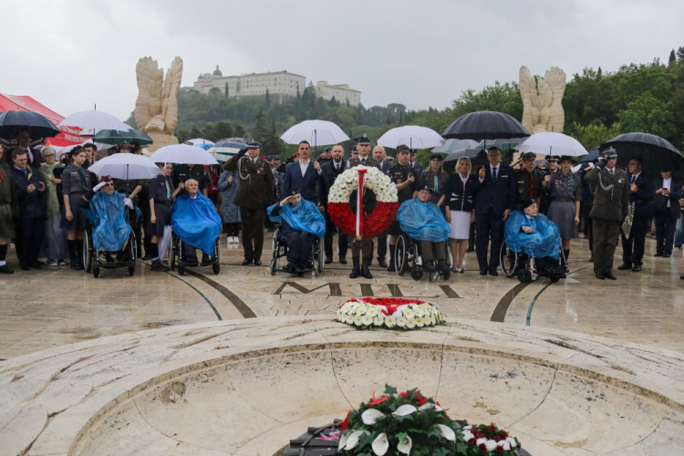 Uroczystości na Polskim Cmentarzu Wojennym na Monte Cassino podczas obchodów 79. rocznicy bitwy. Fot. PAP/A. Zawada