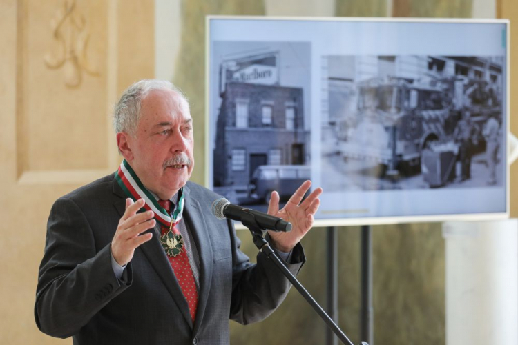 Warszawa, 08.05.2023. Fotograf Czesław Czapliński odznaczony medalem „Zasłużony Kulturze Gloria Artis” na wernisażu „New York, New York. Fotografie Czesława Czaplińskiego z Narodowego Archiwum Cyfrowego”, w Starej Oranżerii w Muzeum Łazienki Królewskie w Warszawie. Fot. PAP/P. Supernak