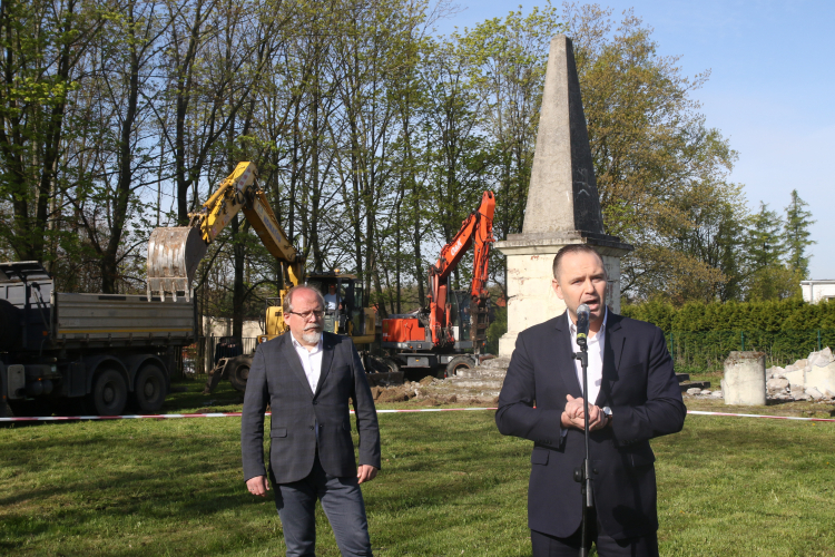 Prezes Instytutu Pamięci Narodowej Karol Nawrocki (P) oraz dyrektor Biura Upamiętniania Walk i Męczeństwa IPN Adam Siwek (L) podczas demontażu „pomnika wdzięczności Armii Czerwonej” w Głubczycach. Fot. PAP/K. Świderski