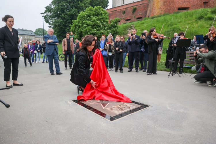 Prezydent Krakowa Jacek Majchrowski (C-tył) oraz żona Jana A.P. Kaczmarka Aleksandra Twardowska-Kaczmarek (C-przód) podczas uroczystości odsłonięcia gwiazdy Jana A.P. Kaczmarka w krakowskiej Alei Gwiazd. Fot. PAP/Art Service