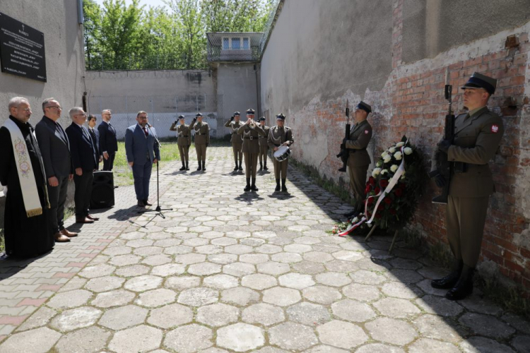 Ks. Marcin Gryz (L), kierownik Sekcji Obsługi Ekspozycji muzeum Michał Gruszczyński (5L), zastępca prezesa IPN Karol Polejowski (2L), kierownik Działu Edukacji muzeum Maciej Nowak-Kreyer (4L) i Rafał Skórniewski (3L) z Instytutu Dziedzictwa Myśli Narodowej im. R. Dmowskiego i I. J. Paderewskiego podczas obchodów 75. rocznicy stracenia ppłk. Stanisława Kasznicy i kpt. Lecha Neymana w Muzeum Żołnierzy Wyklętych i Więźniów Represjonowanych PRL w Warszawie. Fot. PAP/A. Zawada