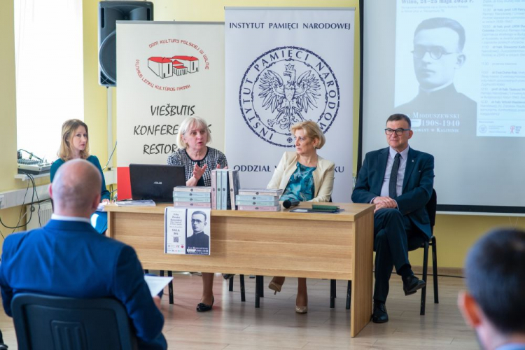 Prof. dr hab. Tadeusz Wolsza (P), dr hab. prof. UKW Danuta Jastrzębska-Golonka (2P), dr Ewa Kowalska (2L) i dr Ewa Dulna-Rak (L) podczas konferencji naukowej „Echa Zbrodni Katyńskiej – ofiary, kapelani, archiwa i pamięć” w Domu Kultury Polskiej w Wilnie. Fot. PAP/V. Doveiko