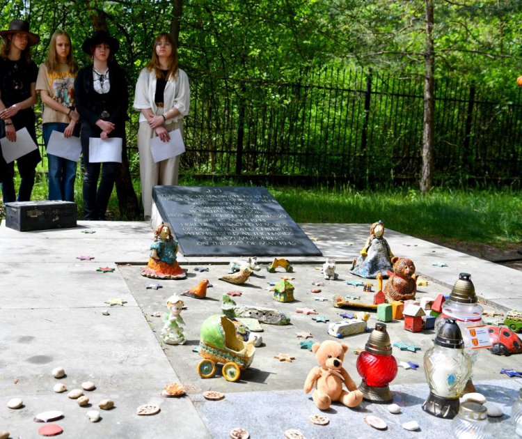 Kielce, 23.05.2023. Obchody na cmentarzu żydowskim na Pakoszu upamiętniające 80. rocznicę morderstwa dzieci żydowskich w Kielcach. Fot. PAP/P. Polak