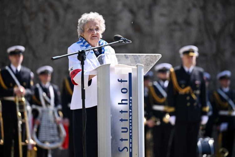 Sztutowo, 09.05.2023. Przedstawicielka byłych więźniów KL Stutthof Maria Kowalska (C) podczas obchodów 78. rocznicy oswobodzenia KL Stutthof, odbywających się przed Pomnikiem Walki i Męczeństwa na terenie Muzeum w Sztutowie. Fot. PAP/M. Gadomski