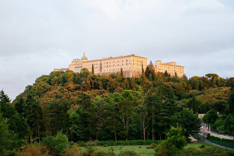 Widok na Opactwo Benedyktynów na wzgórzu Monte Cassino. Fot. PAP/A. Zawada