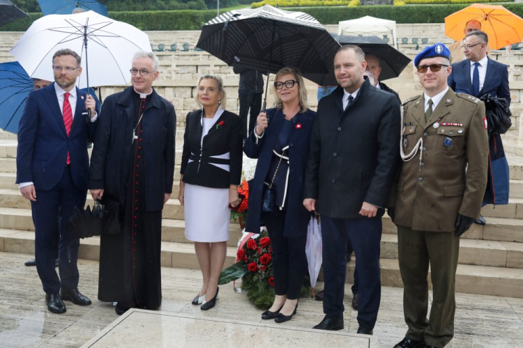 Ambasador RP we Włoszech Anna Maria Anders (3L), prezes Instytutu Pamięci Narodowej Karol Nawrocki (2P), wojewoda zachodniopomorski Zbigniew Bogucki (L) i biskup polowy Wiesław Lechowicz (2L) podczas uroczystości na Polskim Cmentarzu Wojennym na Monte Cassino. 18.05.2023. Fot. PAP/A. Zawada