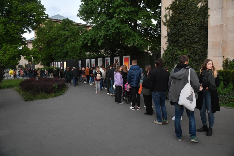 Kolejka zwiedzających przed siedzibą Muzeum Narodowego podczas Nocy Muzeów. Warszawa, 14.05.2022. Fot. PAP/R. Pietruszka