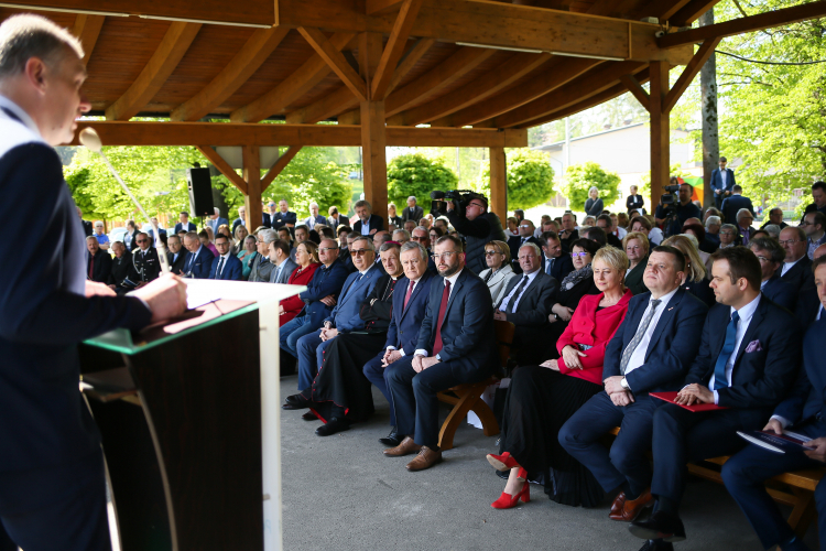 Polanka Wielka, 11.05.2023. Wicepremier Piotr Gliński (5P), minister funduszy i polityki regionalnej Grzegorz Puda (4P), wiceminister rodziny i polityki społecznej Stanisław Szwed (7P), biskup bielsko-żywiecki Roman Pindel (6P), rzecznik Prawa i Sprawiedliwości Rafał Bochenek (P), poseł PiS Krzysztof Kozik (2P) oraz małopolska radna Iwona Gibas (3P) podczas uroczystego otwarcia Beskidzkiego Muzeum Rozproszonego diecezji bielsko-żywieckiej w kościele św. Mikołaja. Fot. PAP/Z. Meissner