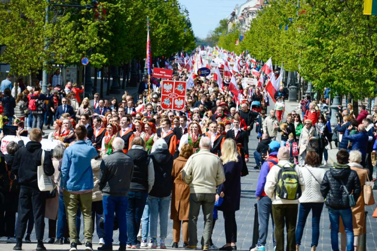 Uczestnicy Parady Polskości na ulicach Wilna. 06.05.2023. Fot. PAP/V. Doveiko