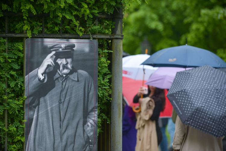 Warszawa, 15.05.2023. Wernisaż plenerowej wystawy „Rzecz o Piłsudskim. Gabinet służbowy Generalnego Inspektora Sił Zbrojnych”. Fot. PAP/M. Obara