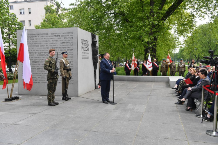 Szef Urzędu do Spraw Kombatantów i Osób Represjonowanych Jan Józef Kasprzyk (C) podczas uroczystości przed pomnikiem rotmistrza Witolda Pileckiego. Warszawa, 25.05.2025. Fot. PAP/P. Nowak