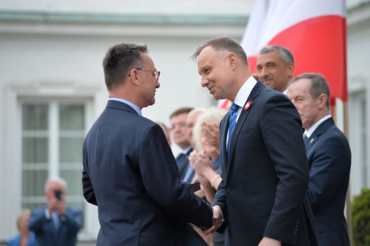 Warszawa, 02.05.2023. Prezydent Andrzej Duda (P) wręcza odznaczenie Krzyż Orderu Zasługi RP konsulowi honorowemu w stanie Rio Grande do Sul Siergiowi Josemu Sechinskiemu (L) za wybitne zasługi w rozwijaniu polsko-brazylijskiej współpracy i działalność na rzecz środowiska polonijnego. Fot. PAP/M. Obara