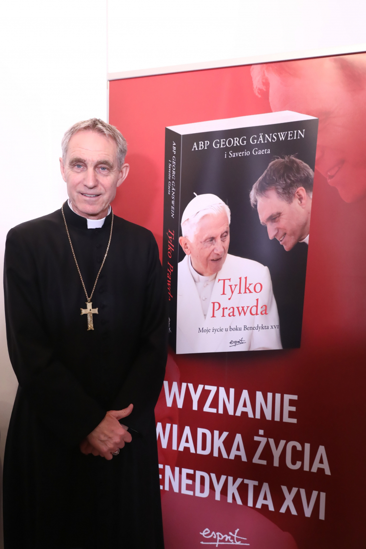 Warszawa, 23.05.2023. Abp Georg Gaenswein podczas konferencji prasowej i promocji książki "Tylko Prawda". Fot. PAP/T. Gzell