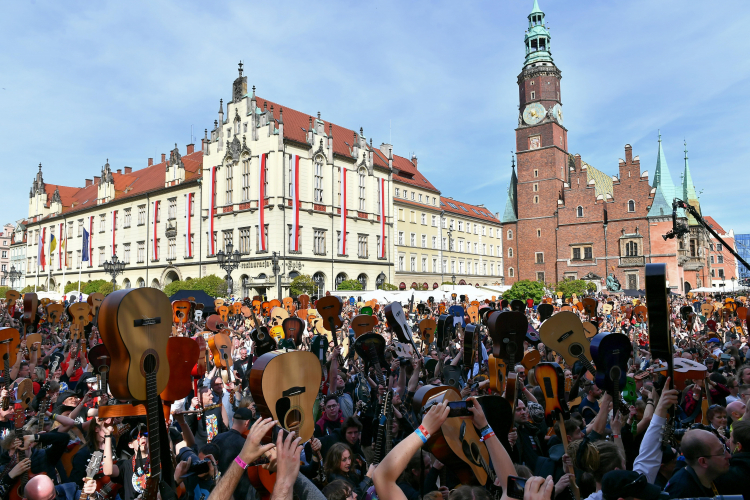 Gitarzyści podczas próby pobicia Gitarowego Rekordu Świata na wrocławskim Rynku. Fot. PAP/M. Kulczyński