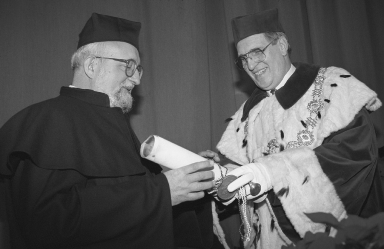 Rektor Uniwersytetu Warszawskiego Włodzimierz Siwiński podczas uroczystości wręczenia Krzysztofowi Pendereckiemu (L) dyplomu doktora honoris causa UW. Warszawa, 21.12.1993. Fot. PAP/A. Rybczyński