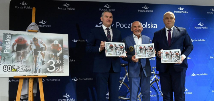 Warszawa, 31.05.2023. Prezes Poczty Polskiej Krzysztof Falkowski (L), prezes Lang Team i dyrektor generalny Tour de Pologne Czesław Lang (C) oraz wicepremier i minister Aktywów Państwowych Jacek Sasin podczas prezentacji okolicznościowego znaczka pocztowego wydanego z okazji 80. wyścigu kolarskiego Tour de Pologne w Warszawie. Fot. PAP/P. Nowak