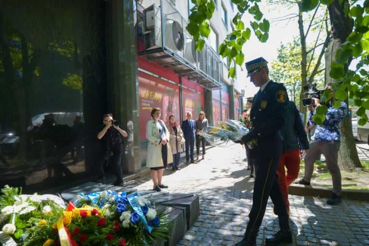 Dyrektorka ŻIH Monika Krawczyk (2L) podczas uroczystości przed pomnikiem Szmula Zygielbojma. Warszawa, 12.05.2023. Fot. PAP/M. Obara