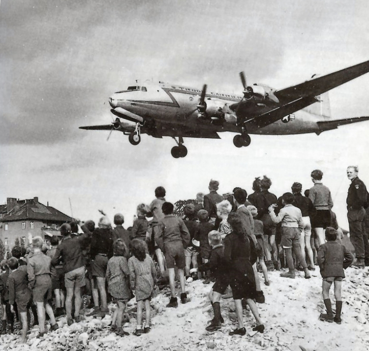 Amerykański samolot transportowy Douglas C-54 Skymaster ląduje na lotnisku Tempelhof podczas blokady Berlina. Źródło: pl.wikipedia.org